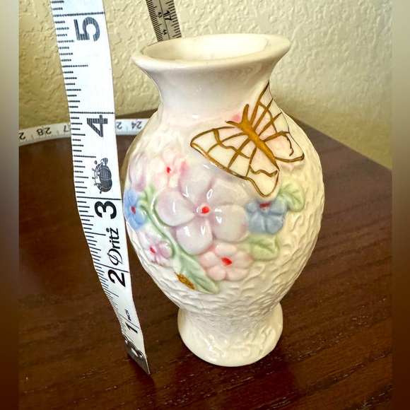 Decorative Porcelain Vase 🦋 - Picture 1 of 5